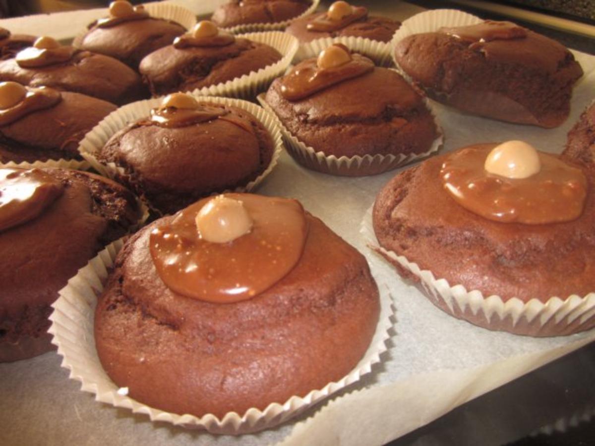 Gefüllte Schokoladen-Muffins mit Karamell-Haube - Rezept - kochbar.de