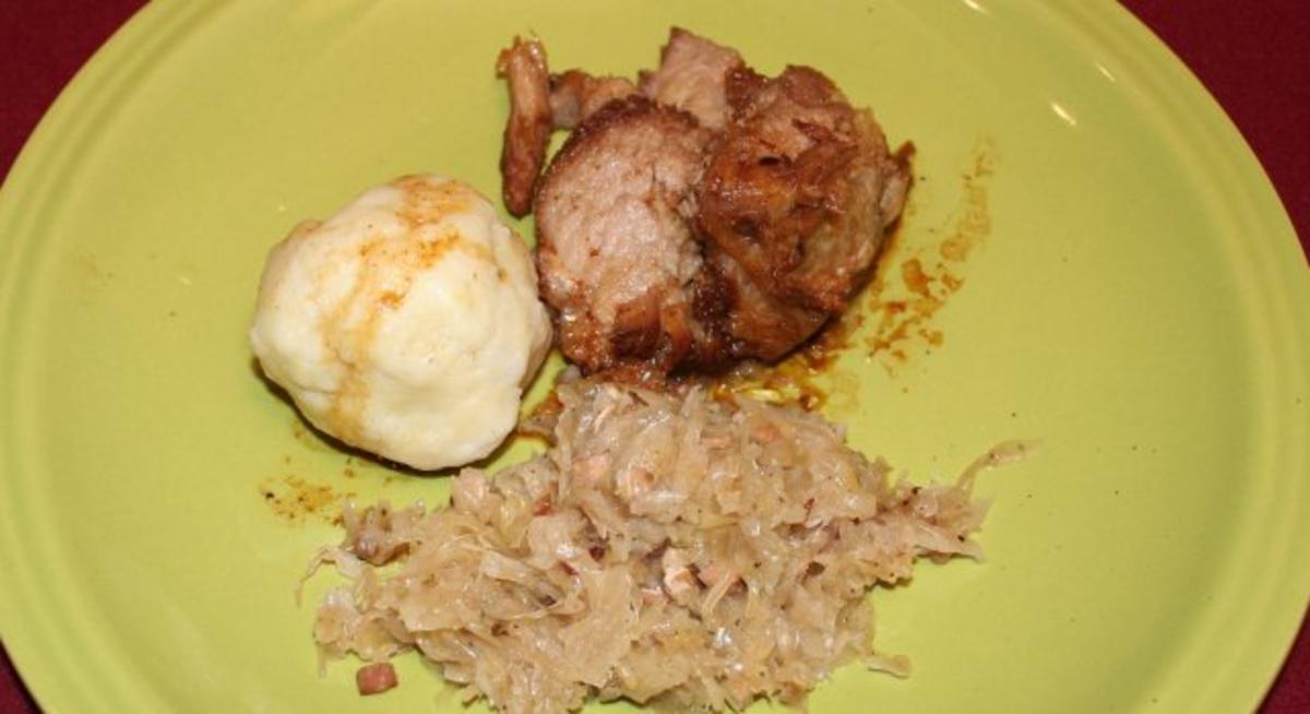 Schweinsbraten, Sauerkraut und Kartoffelknödel - Rezept