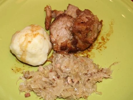 Rezept: Schweinsbraten, Sauerkraut und Kartoffelknödel Schweinsbraten, Sauerkraut und Kartoffelknödel - Rezept