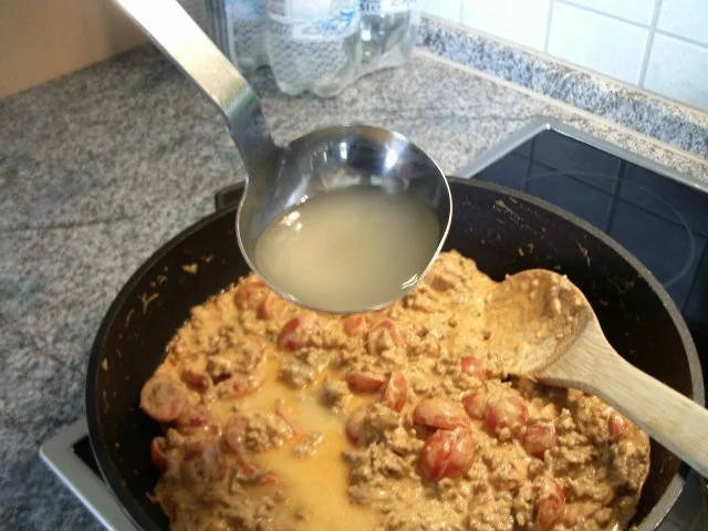 Hackfleisch-Nudel-Pfanne mit Frischkäse und Tomaten - Rezept - Bild Nr. 2