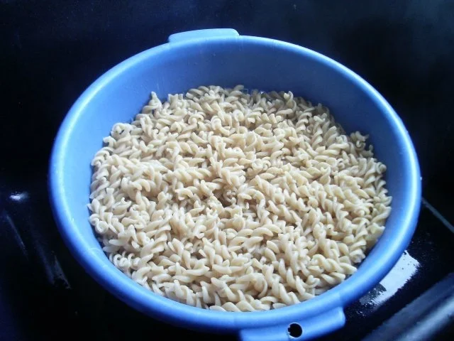 Hackfleisch-Nudel-Pfanne mit Frischkäse und Tomaten - Rezept - Bild Nr. 3