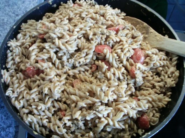 Hackfleisch-Nudel-Pfanne mit Frischkäse und Tomaten - Rezept - Bild Nr. 4