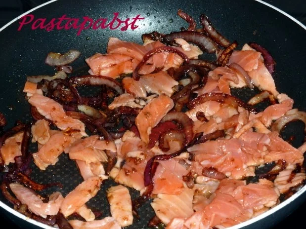 Schwarze Tortellini mit Zwiebel-Lachs-Sauce - Rezept - Bild Nr. 2