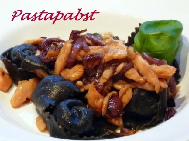 Schwarze Tortellini mit Zwiebel-Lachs-Sauce - Rezept - Bild Nr. 3