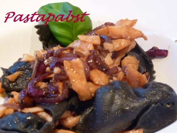 Schwarze Tortellini mit Zwiebel-Lachs-Sauce - Rezept