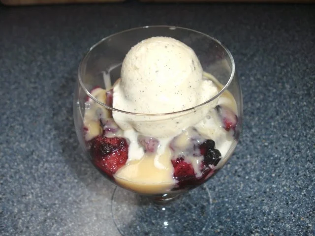 Obstsalat mit Eierlikör und selbstgemachtem Vanilleeis - Rezept