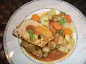 Braten vom Schweinerücken mit Gemüse-Champignon-Soße - Rezept