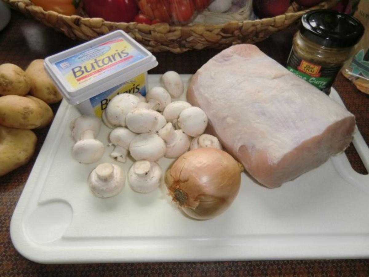 Braten vom Schweinerücken mit Gemüse-Champignon-Soße - Rezept - Bild Nr. 2