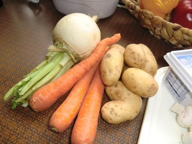 Braten vom Schweinerücken mit Gemüse-Champignon-Soße - Rezept - Bild Nr. 3