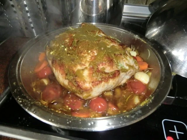 Braten vom Schweinerücken mit Gemüse-Champignon-Soße - Rezept - Bild Nr. 4