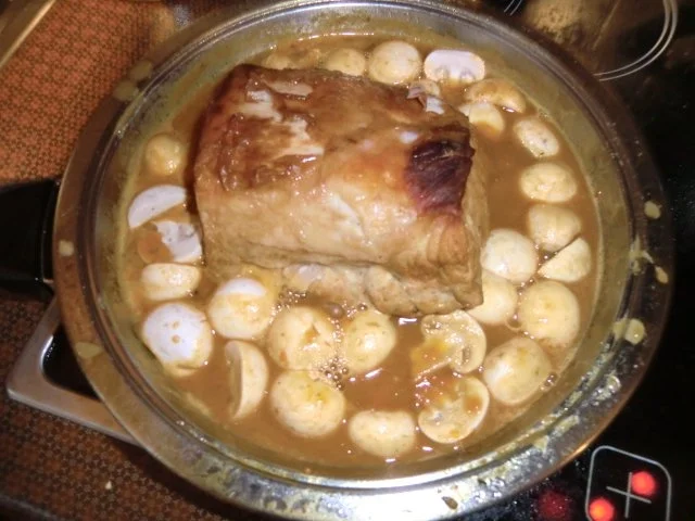 Braten vom Schweinerücken mit Gemüse-Champignon-Soße - Rezept - Bild Nr. 5