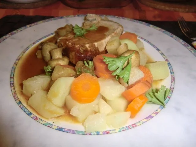 Braten vom Schweinerücken mit Gemüse-Champignon-Soße - Rezept - Bild Nr. 8