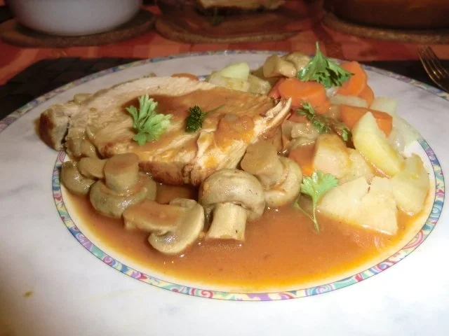 Braten vom Schweinerücken mit Gemüse-Champignon-Soße - Rezept - Bild Nr. 9