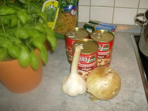 Rezept: schnelle Tomatensoße mit Penne Bild Nr. 2 schnelle Tomatensoße mit Penne - Rezept - Bild Nr. 2