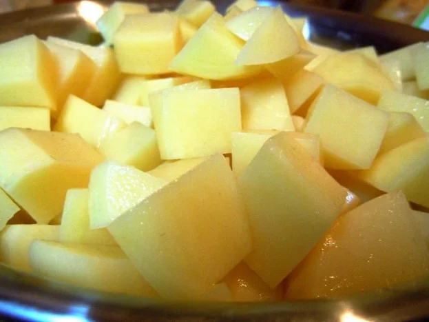 Basilikum-Hähnchen im Speckmantel mit Chili-Kartoffeln und geröstetem Spargel - Rezept - Bild Nr. 2