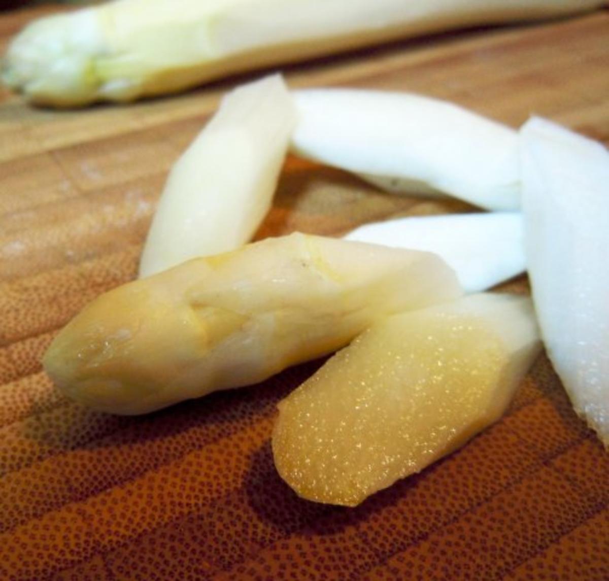 Basilikum-Hähnchen im Speckmantel mit Chili-Kartoffeln und geröstetem Spargel - Rezept - Bild Nr. 3