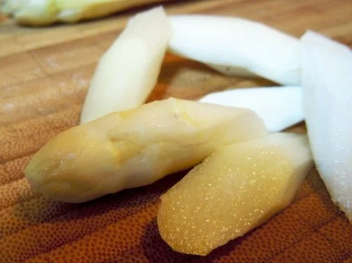 Basilikum-Hähnchen im Speckmantel mit Chili-Kartoffeln und geröstetem Spargel - Rezept - Bild Nr. 3