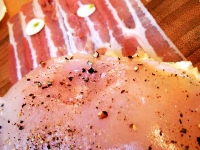 Basilikum-Hähnchen im Speckmantel mit Chili-Kartoffeln und geröstetem Spargel - Rezept - Bild Nr. 5