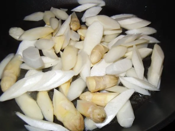 Basilikum-Hähnchen im Speckmantel mit Chili-Kartoffeln und geröstetem Spargel - Rezept - Bild Nr. 9