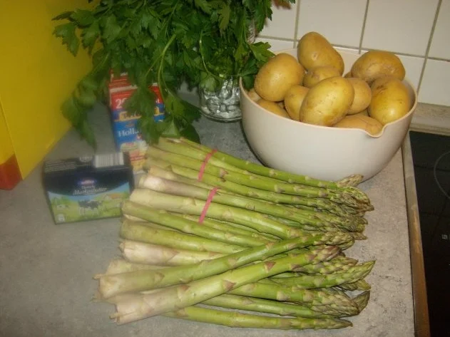Petersilienkartoffeln mit grünem Spargel und Soße Hollandaise - Rezept - Bild Nr. 2