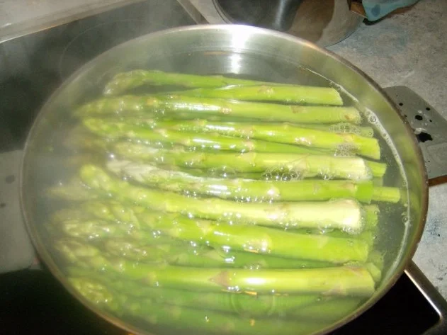 Petersilienkartoffeln mit grünem Spargel und Soße Hollandaise - Rezept - Bild Nr. 4