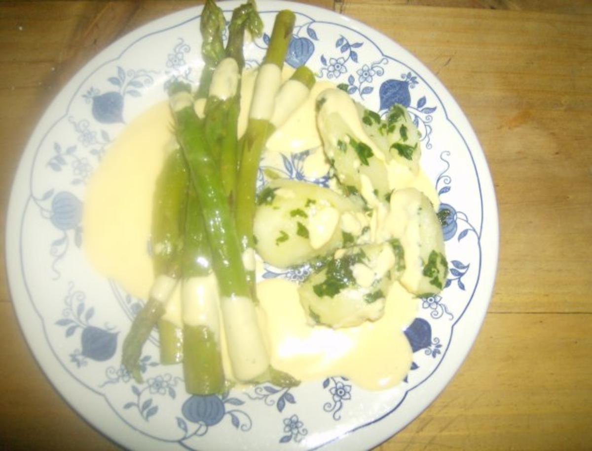 Petersilienkartoffeln mit grünem Spargel und Soße Hollandaise - Rezept