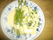 Rezept: Petersilienkartoffeln mit grรผnem Spargel und Soรe Hollandaise Petersilienkartoffeln mit grรผnem Spargel und Soรe Hollandaise - Rezept