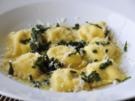 Ravioli mit Frischkäsefüllung und Salbeibutter - Rezept