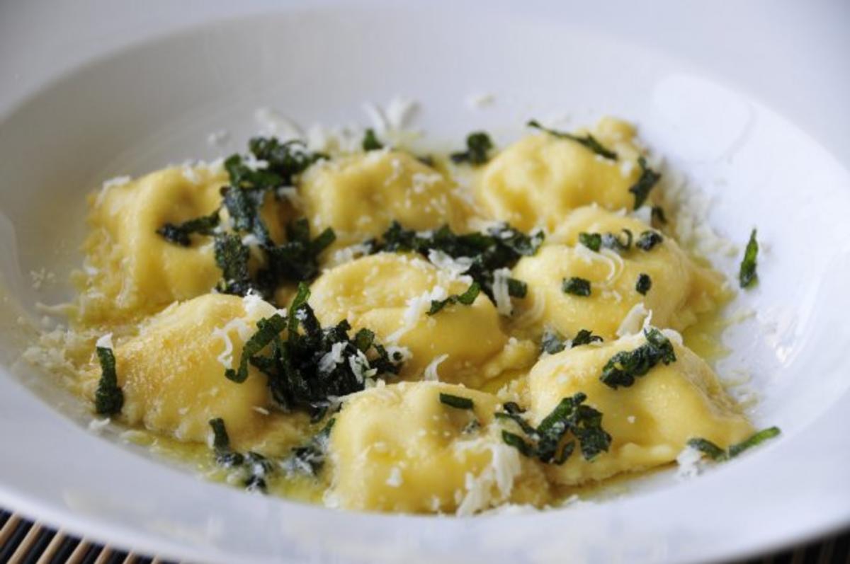 Bilder für Ravioli mit Frischkäsefüllung und Salbeibutter - Rezept