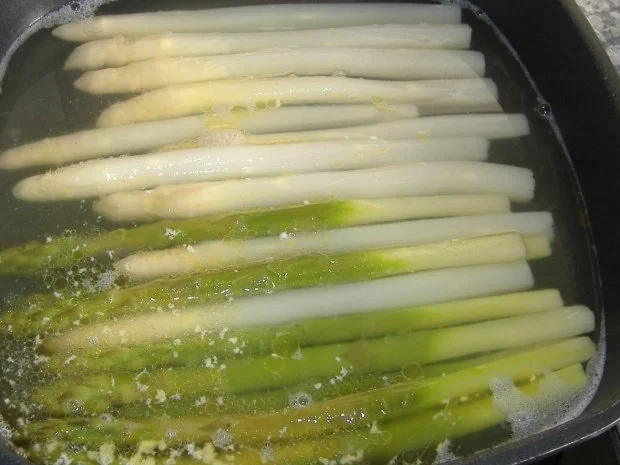 Rezept: Zweierlei Spargel mit Basilikum-Orangen-Hollandaise und Thunfisch Bild Nr. 5 Zweierlei Spargel mit Basilikum-Orangen-Hollandaise und Thunfisch - Rezept - Bild Nr. 5