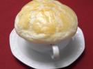 Klare Zwiebelsuppe mit Blätterteighaube - Rezept