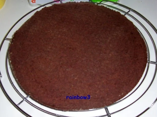 Rezept: Backen: Dreifarbige Geburtstags-Buttercreme-Torte Bild Nr. 7 Backen: Dreifarbige Geburtstags-Buttercreme-Torte - Rezept - Bild Nr. 7