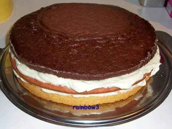 Rezept: Backen: Dreifarbige Geburtstags-Buttercreme-Torte Bild Nr. 8 Backen: Dreifarbige Geburtstags-Buttercreme-Torte - Rezept - Bild Nr. 8