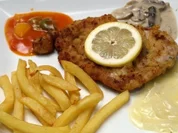 Original Wiener Schnitzel mit Pommes Frites, dazu drei warme Überraschungen - Rezept