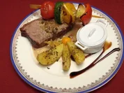 In Fleur de Sel mariniertes Roastbeef a la plancha mit Kartoffelspalten und Gemüse - Rezept