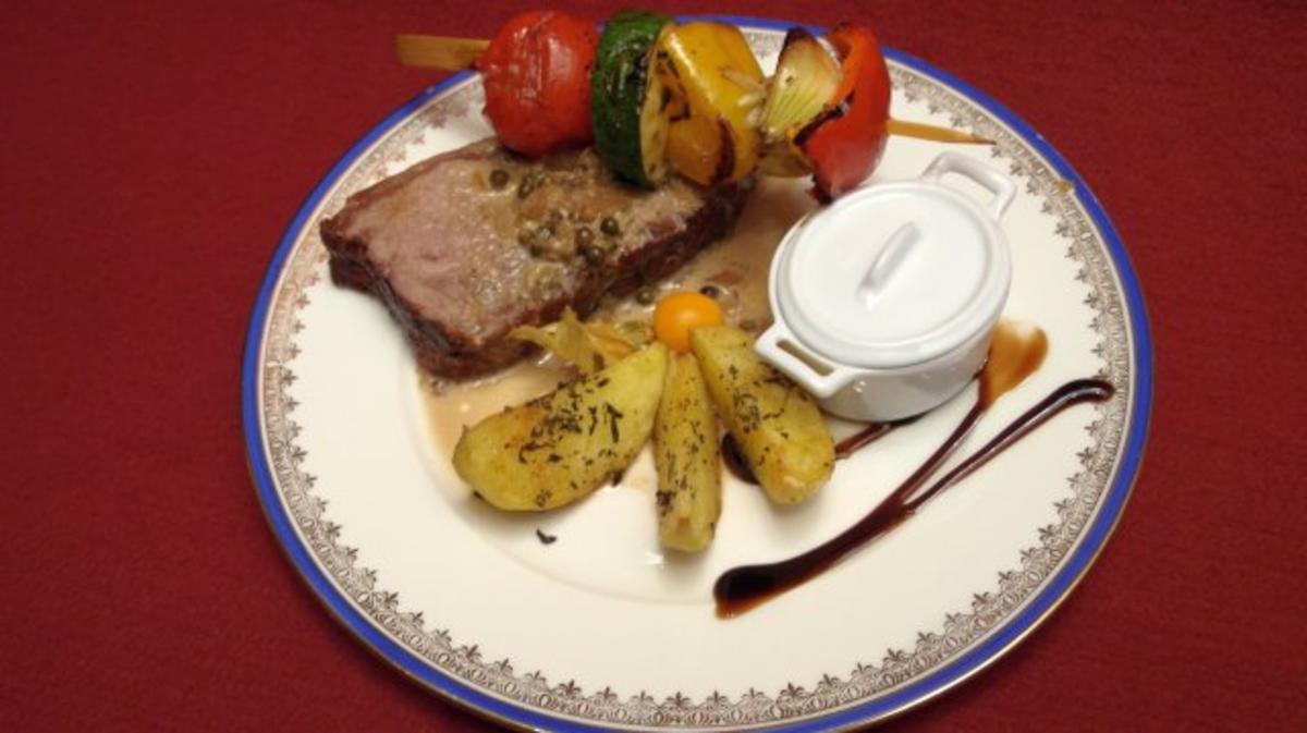 Bilder für In Fleur de Sel mariniertes Roastbeef a la plancha mit Kartoffelspalten und Gemüse - Rezept