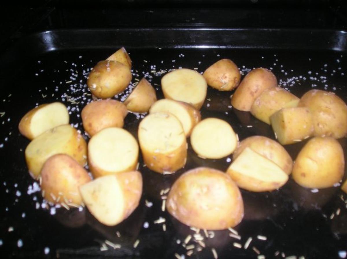 Hähnchenunterkeulen mit Rosmarinkartoffeln - Rezept - Bild Nr. 4