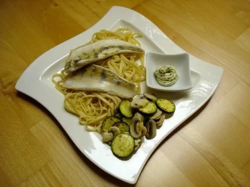 Rezept: Gebratener Zander mit Kräuterbutter auf Bandnudeln Gebratener Zander mit Kräuterbutter auf Bandnudeln - Rezept