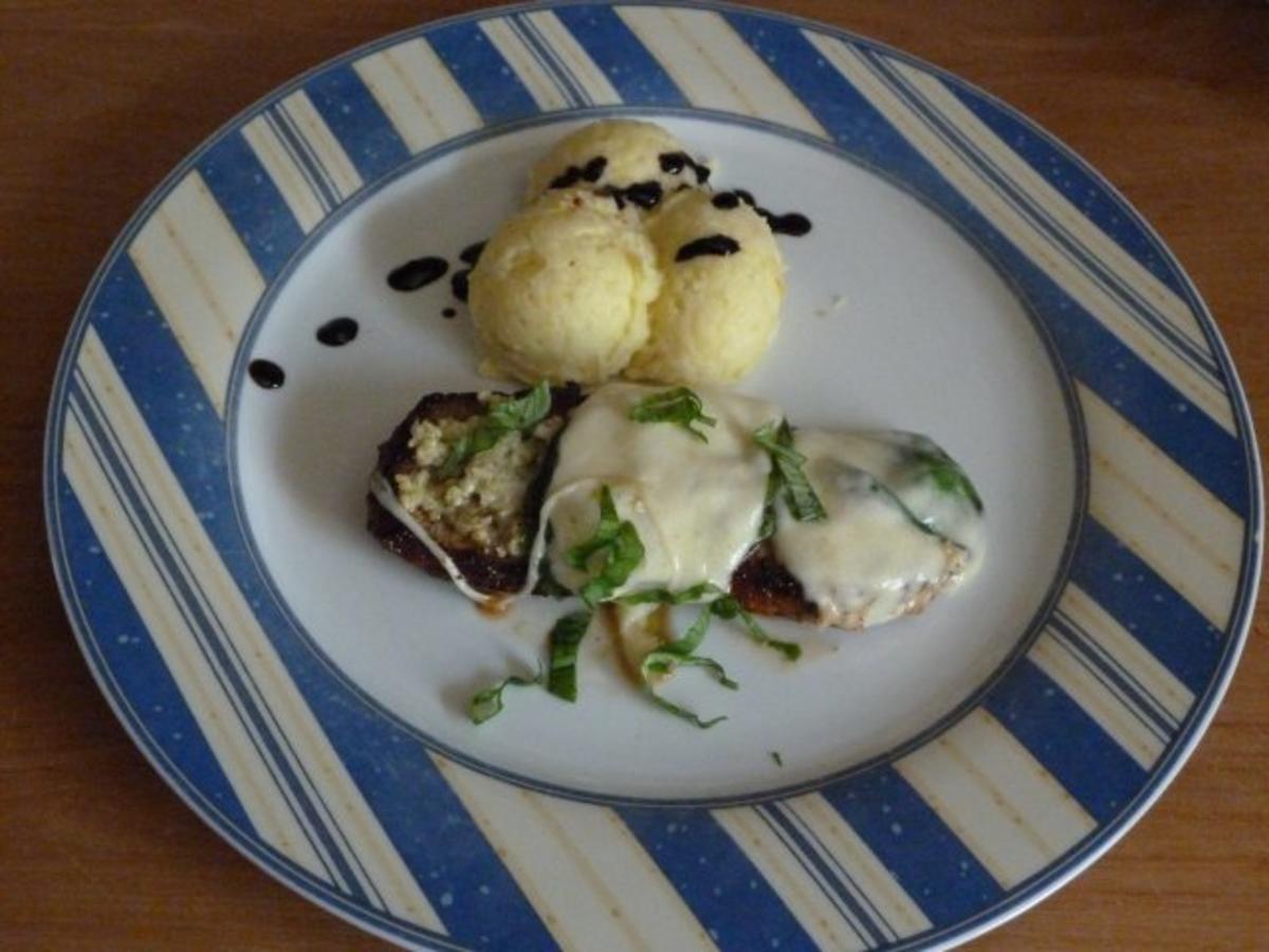 Schweineschnitzel mit Knoblauch und Mozzarella - Rezept - kochbar.de