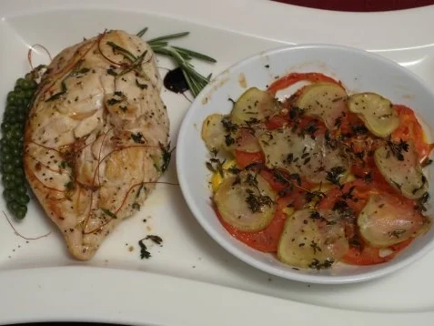 Poulardenbrüste à la provencal mit Kartoffel-Tomaten-Zucchini-Auflauf - Rezept