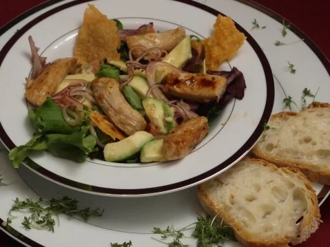 Putenbruststreifen auf Wildkräutersalat mit Avocado und Pink Grapefruit - Rezept