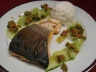 Honigglasierter Lachs mit Gurkensalat u. Erdnusspesto - Rezept