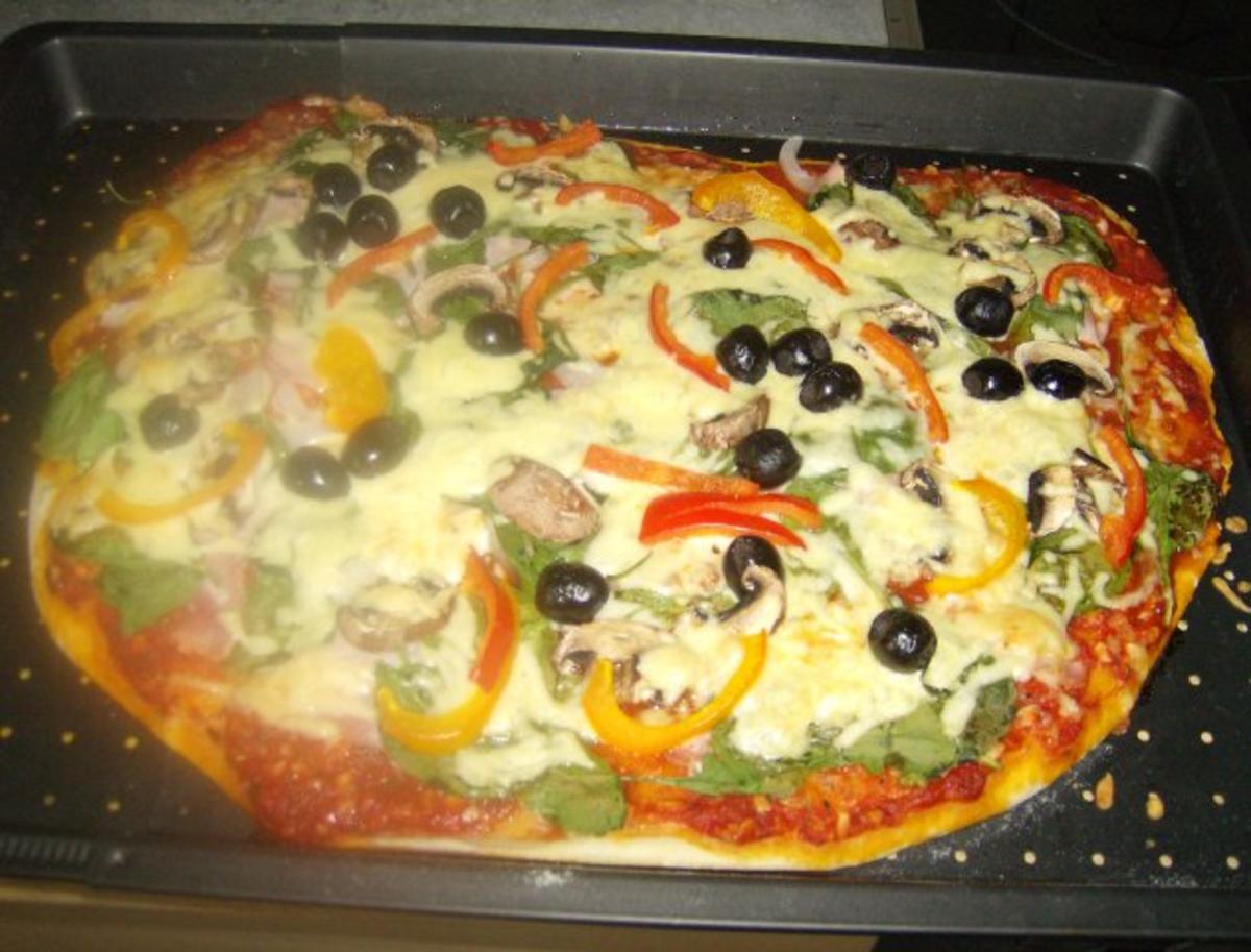 Pizza unser Pizzateig verschiedenst Belegt aber imma mit Knofi - Rezept ...