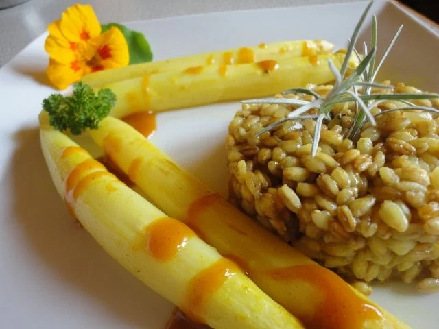 Curry-Spargel mit Emmerreis-Risotto - Rezept