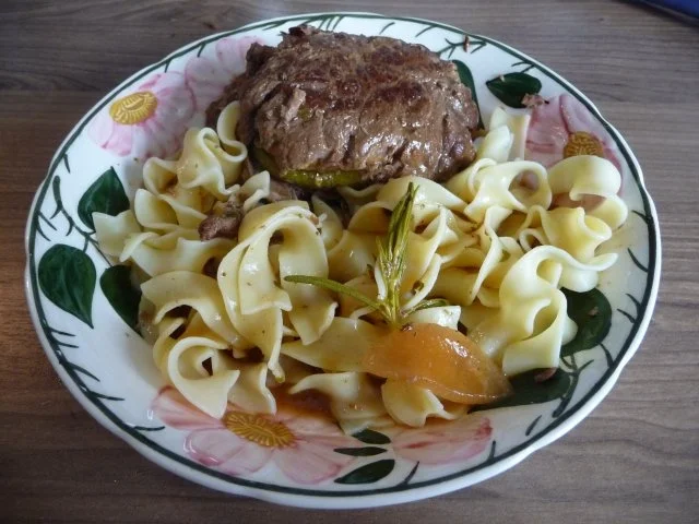 Rezept: Rind : Rouladen mit Bandnudeln und grünem Spargel a.d. Backofen Rind : Rouladen mit Bandnudeln und grünem Spargel a.d. Backofen - Rezept