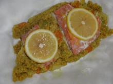Fisch : Lachsfilet auf  Couscous mit Spargel und Karotten in Curry - Rezept