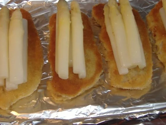 Rezept: Krüstchen mit Spargel und Champignon-Hollandaise überbacken Bild Nr. 3 Krüstchen mit Spargel und Champignon-Hollandaise überbacken - Rezept - Bild Nr. 3