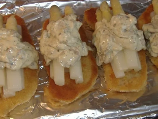 Rezept: Krüstchen mit Spargel und Champignon-Hollandaise überbacken Bild Nr. 4 Krüstchen mit Spargel und Champignon-Hollandaise überbacken - Rezept - Bild Nr. 4