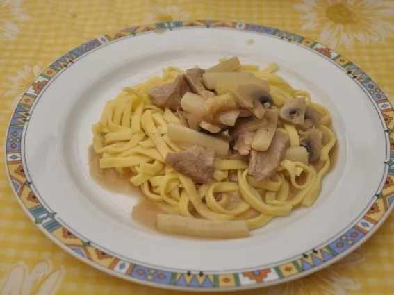 Spargel und Champignons mit Kalbsfiletstreifen auf Tagliatelle - Rezept