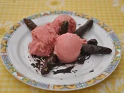 Spargelspitzen im Schokomantel auf Erdbeerparfait - Rezept